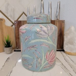 Chinese Macau floral ginger jar with lid 10.5" tall 7.5" wide. Pastel colors